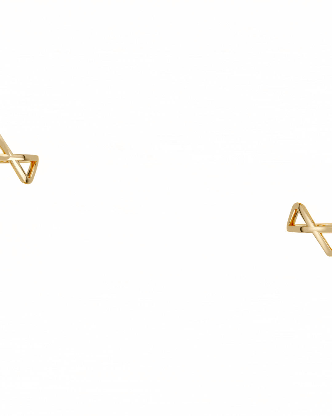 Animation: the two 18K gold vermeil pieces move toward each other and align to form the complete Star of David.